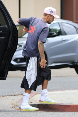 10.10 | Justin Bieber foi visto andando por Studio City, California