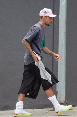 10.10 | Justin Bieber foi visto andando por Studio City, California