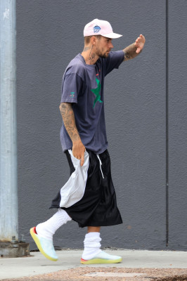 10.10 | Justin Bieber foi visto andando por Studio City, California