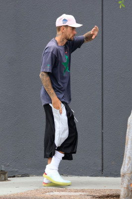 10.10 | Justin Bieber foi visto andando por Studio City, California
