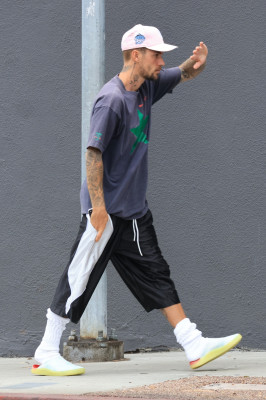 10.10 | Justin Bieber foi visto andando por Studio City, California