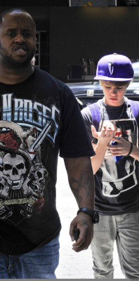 24.07 | Justin Bieber indo para seu ônibus de turnê