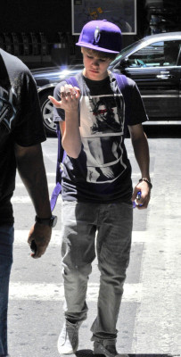 24.07 | Justin Bieber indo para seu ônibus de turnê