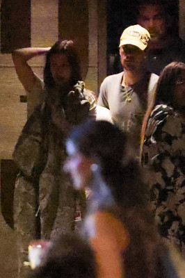 05.10 | Justin Bieber e Hailey Bieber chegando a um cinema em Los Angeles