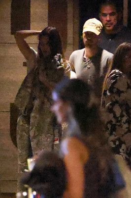 05.10 | Justin Bieber e Hailey Bieber chegando a um cinema em Los Angeles
