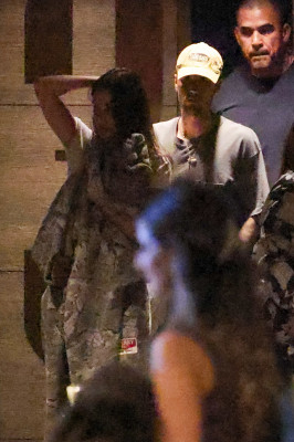 05.10 | Justin Bieber e Hailey Bieber chegando a um cinema em Los Angeles