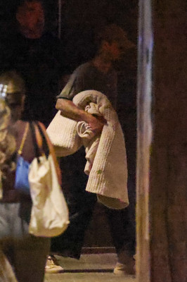 05.10 | Justin Bieber e Hailey Bieber chegando a um cinema em Los Angeles