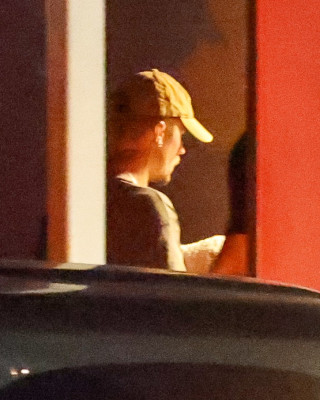 05.10 | Justin Bieber e Hailey Bieber chegando a um cinema em Los Angeles