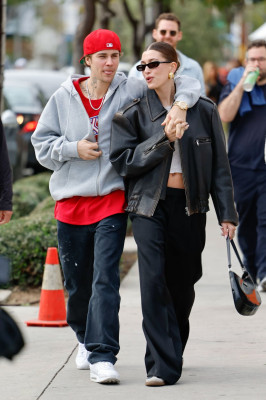 07.01 | Aparição de Justin e Hailey Bieber em Los Angeles, Califórnia