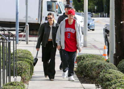 07.01 | Aparição de Justin e Hailey Bieber em Los Angeles, Califórnia