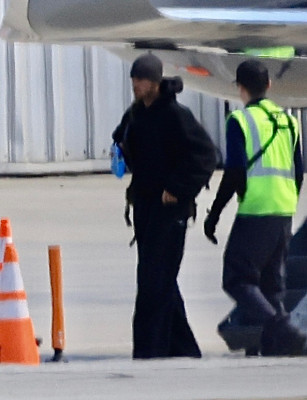 16.10 | Justin Bieber desembarcando de seu jato particular no Aeroporto de Van Nuys, em Los Angeles