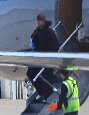 16.10 | Justin Bieber desembarcando de seu jato particular no Aeroporto de Van Nuys, em Los Angeles