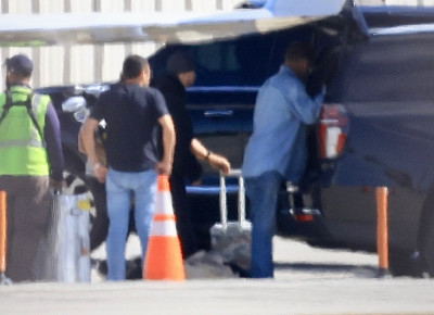 16.10 | Justin Bieber desembarcando de seu jato particular no Aeroporto de Van Nuys, em Los Angeles