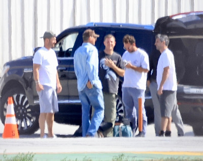 16.10 | Justin Bieber desembarcando de seu jato particular no Aeroporto de Van Nuys, em Los Angeles
