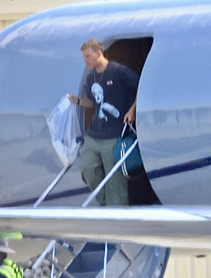 16.10 | Justin Bieber desembarcando de seu jato particular no Aeroporto de Van Nuys, em Los Angeles
