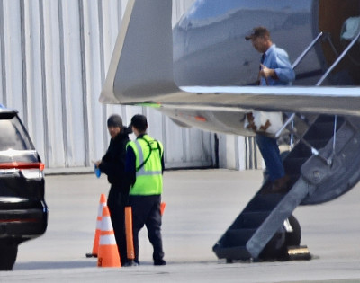 16.10 | Justin Bieber desembarcando de seu jato particular no Aeroporto de Van Nuys, em Los Angeles