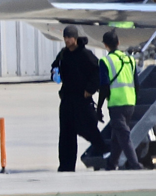 16.10 | Justin Bieber desembarcando de seu jato particular no Aeroporto de Van Nuys, em Los Angeles