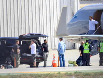 16.10 | Justin Bieber desembarcando de seu jato particular no Aeroporto de Van Nuys, em Los Angeles
