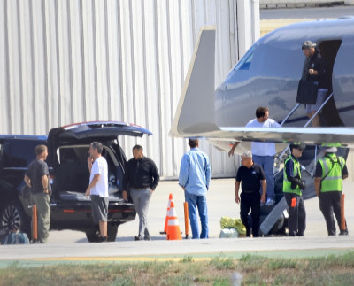16.10 | Justin Bieber desembarcando de seu jato particular no Aeroporto de Van Nuys, em Los Angeles