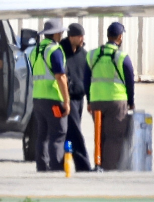 16.10 | Justin Bieber desembarcando de seu jato particular no Aeroporto de Van Nuys, em Los Angeles