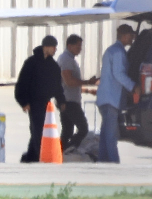 16.10 | Justin Bieber desembarcando de seu jato particular no Aeroporto de Van Nuys, em Los Angeles