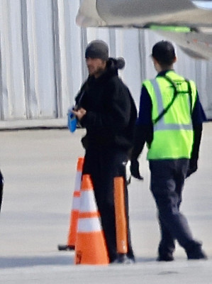 16.10 | Justin Bieber desembarcando de seu jato particular no Aeroporto de Van Nuys, em Los Angeles