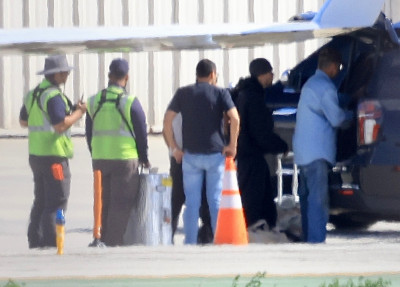 16.10 | Justin Bieber desembarcando de seu jato particular no Aeroporto de Van Nuys, em Los Angeles