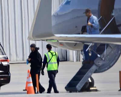 16.10 | Justin Bieber desembarcando de seu jato particular no Aeroporto de Van Nuys, em Los Angeles
