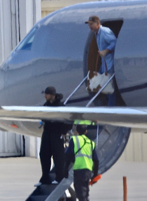 16.10 | Justin Bieber desembarcando de seu jato particular no Aeroporto de Van Nuys, em Los Angeles