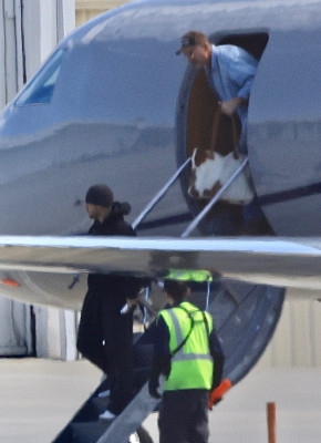 16.10 | Justin Bieber desembarcando de seu jato particular no Aeroporto de Van Nuys, em Los Angeles