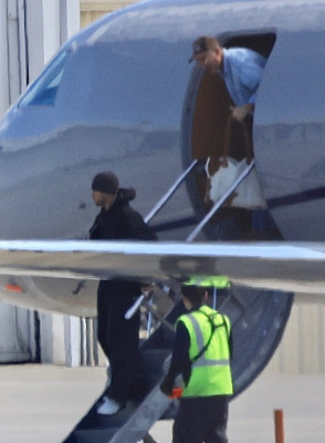 16.10 | Justin Bieber desembarcando de seu jato particular no Aeroporto de Van Nuys, em Los Angeles