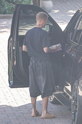 22.10 | Justin Bieber a caminho de um estúdio de gravação em Los Angeles.