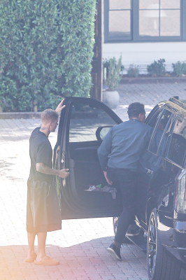 22.10 | Justin Bieber a caminho de um estúdio de gravação em Los Angeles.