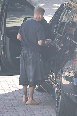 22.10 | Justin Bieber a caminho de um estúdio de gravação em Los Angeles.