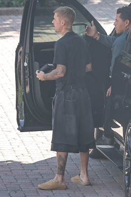 22.10 | Justin Bieber a caminho de um estúdio de gravação em Los Angeles.