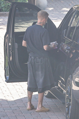 22.10 | Justin Bieber a caminho de um estúdio de gravação em Los Angeles.