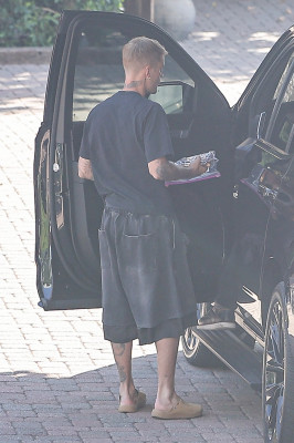 22.10 | Justin Bieber a caminho de um estúdio de gravação em Los Angeles.