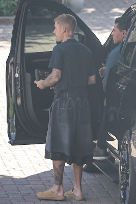 22.10 | Justin Bieber a caminho de um estúdio de gravação em Los Angeles.