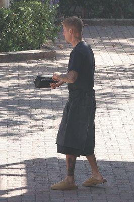 22.10 | Justin Bieber a caminho de um estúdio de gravação em Los Angeles.