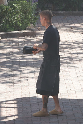 22.10 | Justin Bieber a caminho de um estúdio de gravação em Los Angeles.