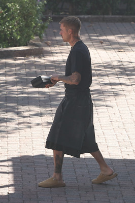 22.10 | Justin Bieber a caminho de um estúdio de gravação em Los Angeles.