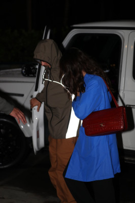 22.10 | Justin e Hailey Bieber deixando um culto da Churchome à noite, em Beverly Hills.